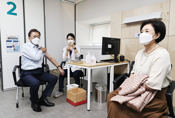 문재인 대통령이15일 서울 국립중앙의료원 코로나19 중앙예방접종센터에서 코로나19 백신 추가 접종을 받고 있다. 오른쪽은 접종 차례를 기다리는 김정숙 여사. 2021.10.15 / 사진=[뉴시스]