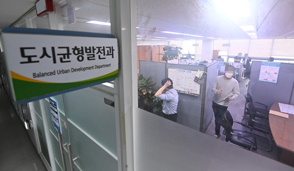 대장동 개발 로비·특혜 의혹 사건을 수사중인 검찰이 15일 오전 경기도 성남시청 도시균형발전과에서 압수수색을 진행하고 있다. 2021.10.15 / 사진=[뉴시스]