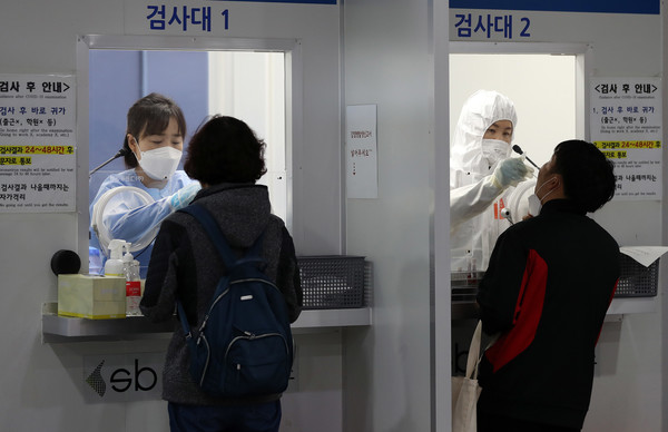 코로나19 신규 확진자가 1,584명으로 집계된 13일 오전 서울 성북구보건소 선별진료소에서 의료진이 검체를 채취하고 있다. 2021.10.13 / 사진=[뉴시스]
