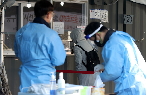코로나19 신규 확진자가 1,420명으로 집계된 17일 오전 서울 중구 서울역광장 임시선별검사소에서 시민들이 검사를 받기 위해 대기하고 있다. 2021.10.17 / 사진=[뉴시스]