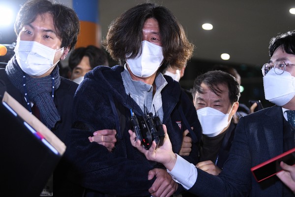 미국에 체류 중이던 대장동 개발 로비·특혜 의혹의 핵심 인물 남욱 변호사가 18일 오전 인천국제공항 제2여객터미널을 통해 귀국하자마자 검찰 관계자들에 의해 체포, 압송되고 있다.2021.10.18 / 사진=[공동취재사진]