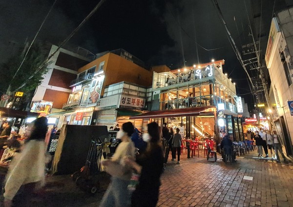 지난 13일 서울 종로 익선동 거리에는 많은 시민들이 저녁 시간을 보내고 있다.