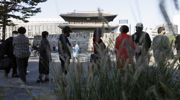 동대문종합시장에서 코로나19 집단감염이 발생한 이튿날인 20일 서울 흥인지문 옆에 설치된 서울시 찾아가는 선별진료소를 찾은 상인 등 시민들이 검사를 받기 위해 줄을 서고 있다. 2021.10.20 / 사진=[뉴시스]