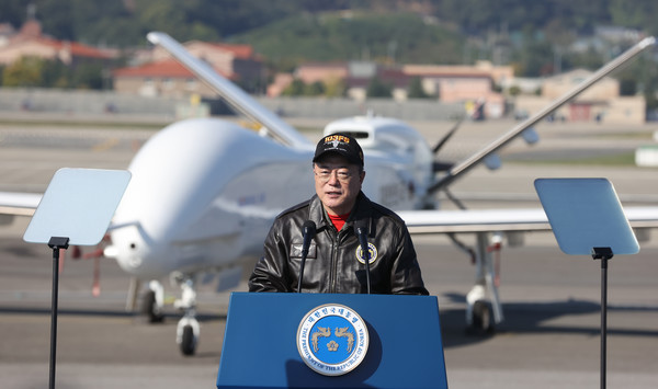 문재인 대통령이 20일 경기도 성남시 서울공항에서 열린 2021 서울 국제 항공우주 및 방위산업 전시회 기념식에 참석해 비행복을 입고 기념사를 하고 있다. 2021.10.20 / 사진=[뉴시스]