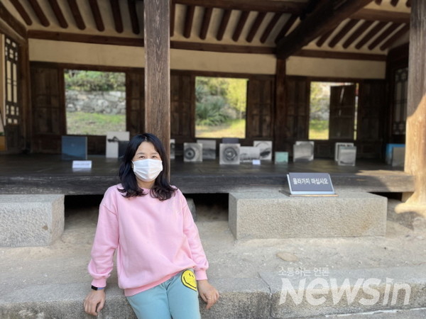 임연재작가 고택 전시 작품을 배경으로 포즈를 취했다 (사진=정경호 기자)