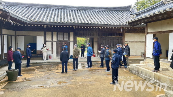 고택 전시 작품을 소개하는 임연재 작가 (사진=정경호 기자)
