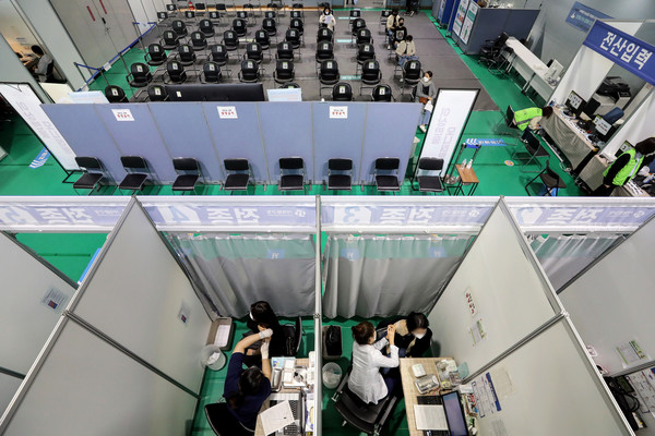 전 국민 코로나19 백신 예방접종 완료율 70%를 앞둔 21일 오전 서울 서대문구 북아현체육문화센터에 마련된 코로나19 백신예방접종센터에서 시민이 주사를 맞고 있다. 2021.10.21 / 사진=[뉴시스]