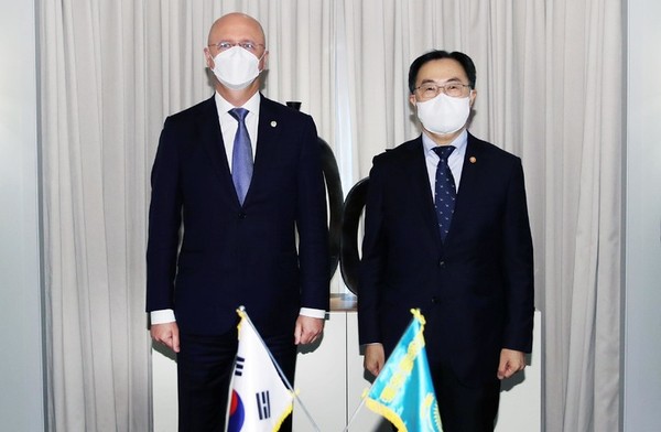 문승욱 산업통상자원부 장관이 21일 서울 소공동 롯데호텔에서 스클랴르 로만 바실리예비치 카자흐스탄 경제부총리와 면담에 앞서 기념촬영을 하고 있다. (사진=산업통상자원부 제공)