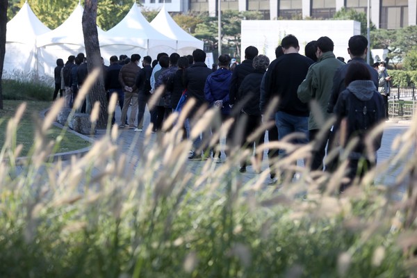 0시 기준 1440명의 신규 코로나19 확진자가 발생한 22일 오전 서울 종로구 흥인지문(동대문) 인근에 설치된 선별진료소에서 시민들이 검사를 받기 위해 줄을 서고 있다. 2021.10.22 / 사진=[뉴시스]