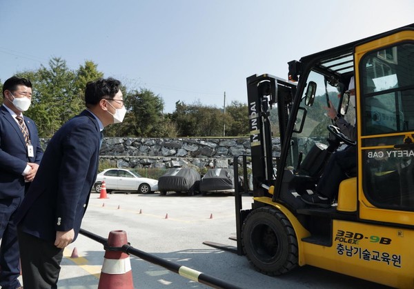 박범계 법무부장관이 굴삭기 운전 교육생과 대화를 나누고 있다 (사진 = 법무부 제공)