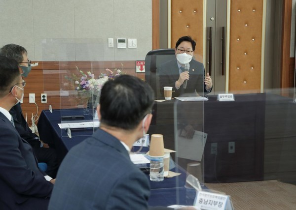 박범계 법무부장관이 한국법무보호복지공단 충남지부에서 업무보고를 받고 있다 (사진 = 법무부 제공)