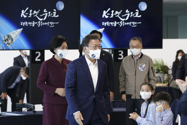 문재인 대통령과 김정숙 여사가 21일 오후 전남 고흥 나로우주센터 연구동에서 한국형 발사체 '누리호(KSLV-2)'의 발사를 참관을 위해 입장하고 있다. 2021.10.21 / 사진=[뉴시스]