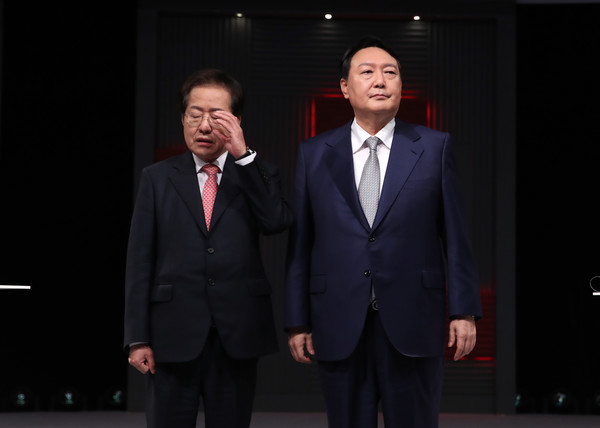 홍준표, 윤석열 국민의힘 대선 예비후보들이 15일 서울 상암동 MBC 사옥에서 열린 1대1 맞수토론에 앞서 기념촬영 준비를 하고 있다. 2021.10.15 / 사진=[뉴시스]