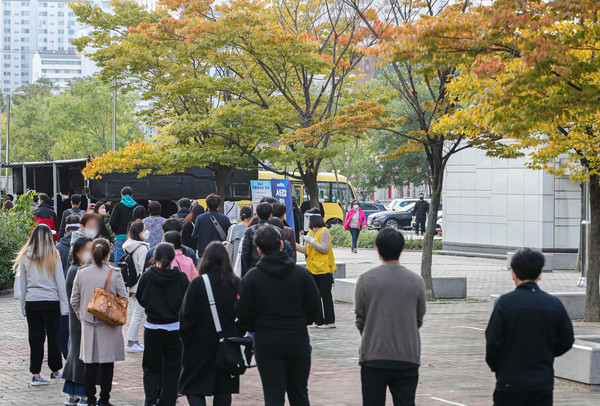 코로나19 신규 확진자가 1,050명으로 4차 유행 이후 최저치를 기록한 18일 오전 서울 마포구 서강대역사 광장 임시선별검사소에서 시민들이 검사를 받기 위해 대기하고 있다. 2021.10.18 / 사진=[뉴시스]