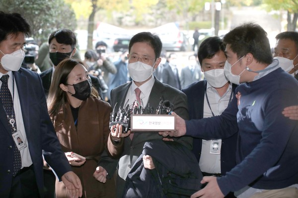 고발사주 의혹 사건의 핵심 당사자로 지목돼 공수처에 사전구속영장이 청구된 손준성 검사(전 대검찰청 수사정보정책관)가 26일 오전 서울 서초구 서울중앙지법에서 열린 구속 전 피의자 심문(영장실질심사)에 출석하고 있다. 2021.10.26 / 사진=[뉴시스]