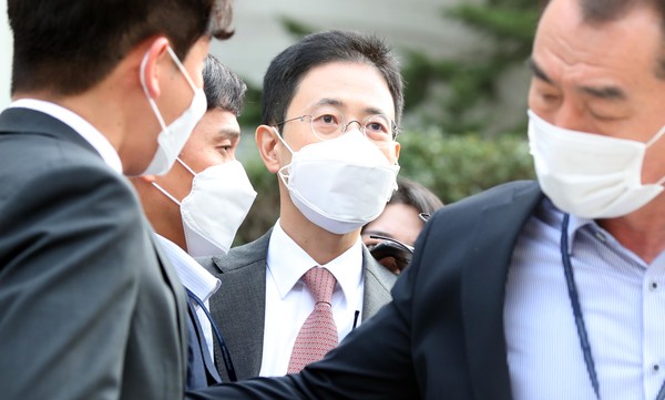 고발사주 의혹 사건의 핵심 당사자로 지목돼 공수처에 사전구속영장이 청구된 손준성 검사(전 대검찰청 수사정보정책관)가 26일 오전 서울 서초구 서울중앙지법에서 열린 구속 전 피의자 심문(영장실질심사)을 마친 후 법정을 나서고 있다. 2021.10.26 / 사진=[뉴시스]