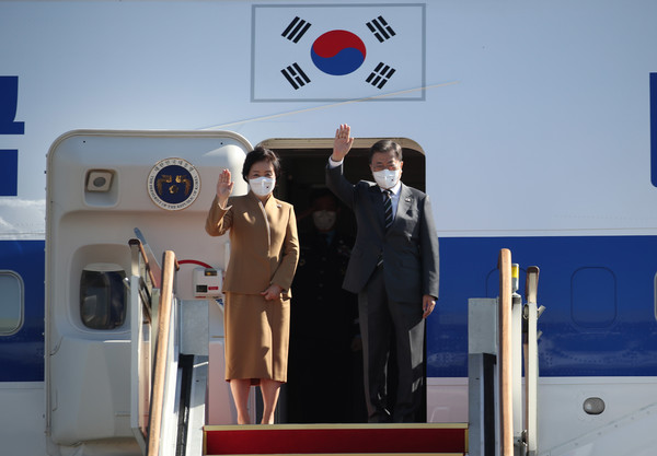주요 20개국(G20) 정상회의 참석 등 7박9일간의 유럽 순방을 위해 출국하는 문재인 대통령과 부인 김정숙 여사가 28일 오전 경기 성남시 서울공항에서 공군1호기에 올라 환송인사들에게 손을 흔들고 있다. 2021.10.28 / 사진=[뉴시스]