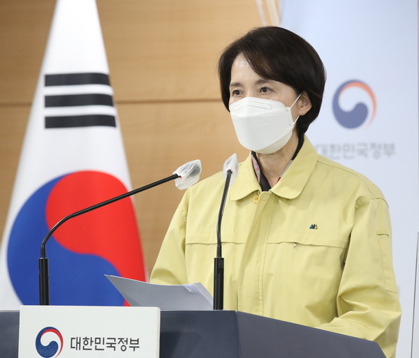 유은혜 사회부총리 겸 교육부 장관이 29일 서울 종로구 정부서울청사에서 교육분야 단계적 일상회복(위드 코로나) 추진방안에 대해 발표하고 있다. 유은혜 부총리는 이날 브리핑에서 "내달 22일부터 수도권을 포함한 전국의 유치원·초등·중·고등학교 학생들이 전면 등교한다"고 밝혔다.2021.10.29 / 사진=[공동취재사진]