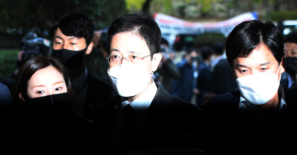 고발사주 의혹 사건의 핵심 당사자로 지목돼 공수처에 사전구속영장이 청구된 손준성 검사(전 대검찰청 수사정보정책관)가 26일 오전 서울 서초구 서울중앙지법에서 열린 구속 전 피의자 심문(영장실질심사)에 출석하고 있다. 2021.10.26 / 사진=[뉴시스]