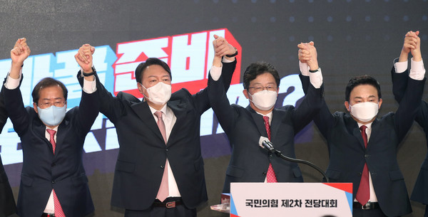 국민의힘 대선 후보로 선출된 윤석열 후보가 5일 서울 용산구 백범김구기념관에서 열린 국민의힘 전당대회에서 손을 들어 인사하고 있다. 왼쪽부터 홍준표 경선 후보, 윤 후보, 유승민 경선 후보, 원희룡 경선 후보. 2021.11.05 / 사진=[뉴시스]