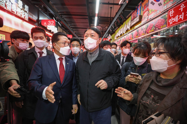 윤석열 국민의힘 대선후보가 6일 오전 서울 송파구 가락농수산물종합도매시장 축산물 코너를 찾아 상점들을 둘러보고 있다. 2021.11.06. / 사진=[공동취재사진]