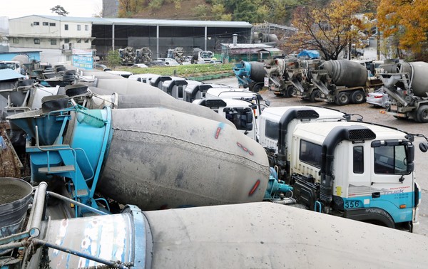 요소수 품귀 현상이 계속되는 8일 오전 경기도 파주시 한 레미콘 공장에 레미콘 운반 트럭들이 주차돼 있다. 2021.11.08 / 사진=[뉴시스]