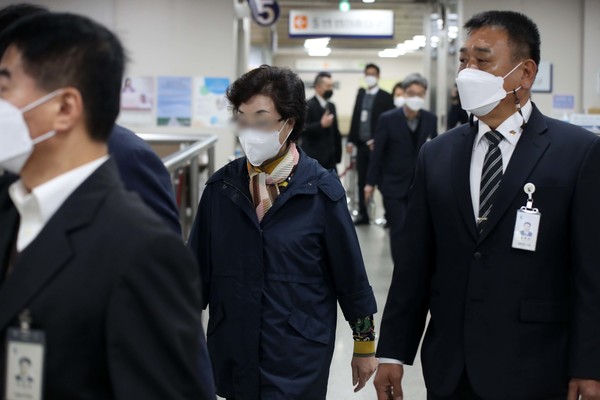 불법 요양병원을 운영하면서 수십억원대 요양급여를 부정수급한 혐의로 재판에 넘겨진 윤석열 전 검찰총장의 장모 최 모씨가 26일 오전 서울 서초구 서울고법에서 열린 항소심 3차 공판에 출석하고 있다. 2021.10.26 / 사진=[뉴시스]