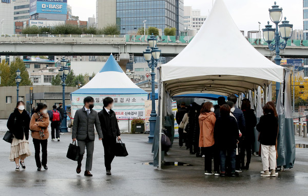 코로나19 신규 확진자가 2425명을 기록한 10일 오전 서울 중구 서울역에 마련된 임시선별검사소에서 시민들이 검사를 받기 위해 줄을 서 있다. 2021.11.10 / 사진=[뉴시스]