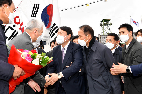 국민의힘 윤석열 대선 후보가 10일 오전 전남 화순군 도곡면 고(故) 홍남순 변호사 생가를 방문해 지지자들과 인사를 나누고 있다. 고 홍 변호사는 양심수 변론을 도맡는 인권변호사로 활동했으며 5·18민주화운동 진상규명과 명예회복에 앞장섰다. 2021.11.10 / 사진=[뉴시스]