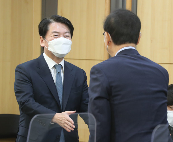 안철수 국민의당 대선후보가 10일 오후 서울 여의도 국회 의원회관에서 열린 '북한 단거리 탄도미사일 도발인가? 단순 위협인가?'정책세미나에서 참석자들과 인사를 하고 있다.2021.11.10 / 사진=[공동취재사진]