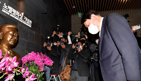 국민의힘 윤석열 대선 후보가 11일 오전 전남 목포시 산정동 김대중노벨평화상기념관을 찾아 김대중 전 대통령 흉상 앞에서 묵념하고 있다. 2021.11.11 / 사진=[뉴시스]