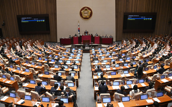 11일 서울 여의도 국회에서 열린 본회의에서 곽상도 의원의 사직의 건이 가결 194 표, 부결 41표, 기권 17표로 가결되고 있다.2021.11.11 / 사진=[공동취재사진]