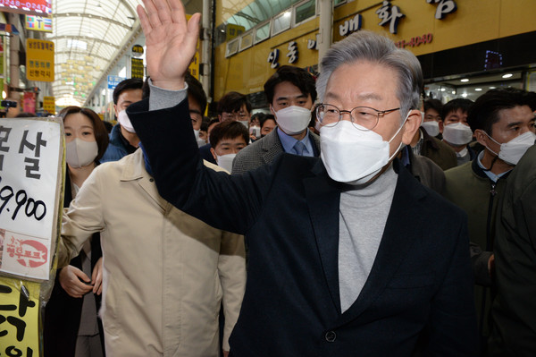 이재명 더불어민주당 대선 후보가 12일 오후 민생탐방을 위해 울산 중구 중앙전통시장을 찾아 지지자들에게 인사를 하고 있다. 2021.11.12 / 사진=[뉴시스]