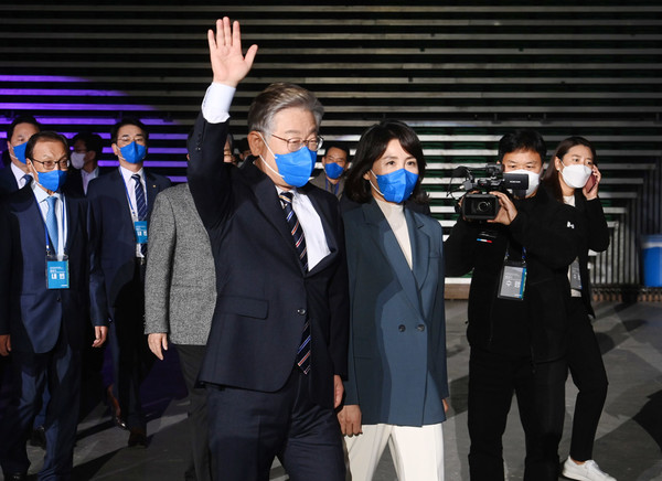 이재명 더불어민주당 대선 후보와 부인 김혜경씨가 2일 서울 송파구 올림픽경기장 KSPO돔에서 열린 '민주당 제20대 대통령선거 선거대책위원회 출범식'에 입장하고 있다. 2021.11.02 / 사진=[국회사진기자단]