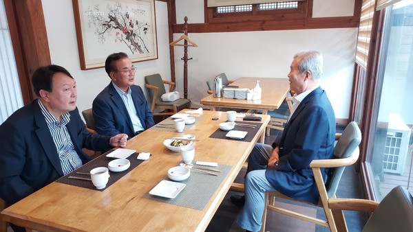 국민의힘 대권주자인 윤석열 전 검찰총장이 17일 서울 종로구 한 음식점에서 김종인 전 비상대책위원장과 오찬 회동을 하고 있다. 이날 회동은 정갑윤 전 국회부의장의 주선으로 이뤄졌다.2021.08.17 / 사진=[정갑윤 전 국회부의장 측 제공]