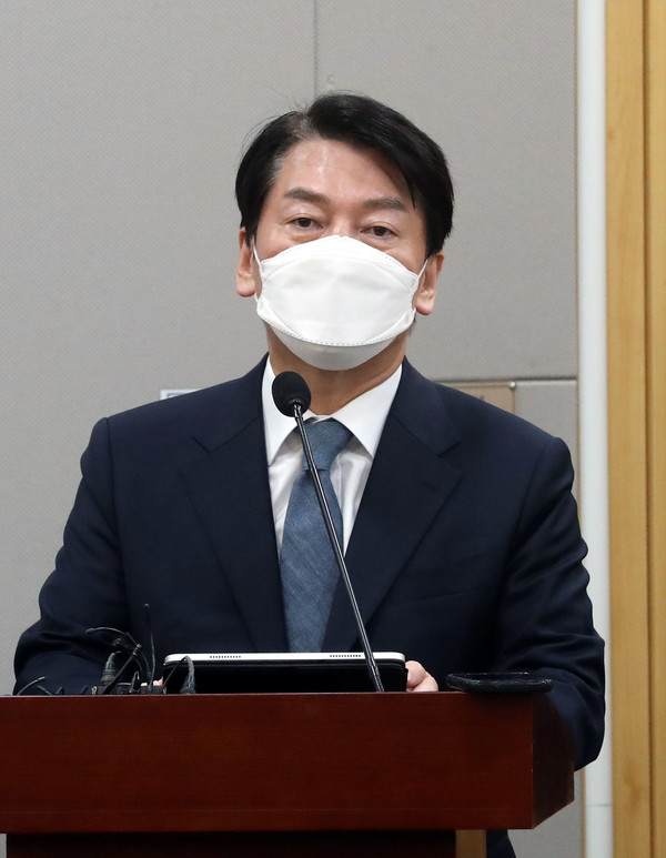 안철수 국민의당 대선후보가 10일 오후 서울 여의도 국회 의원회관에서 열린 '북한 단거리 탄도미사일 도발인가? 단순 위협인가?'정책세미나에서 인사말을 하고 있다.2021.11.10 / 사진=[공동취재사진]