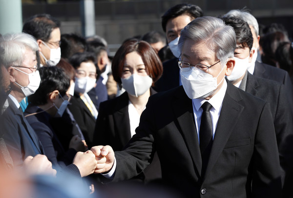 이재명 더불어민주당 대선 후보가 13일 오전 부산 남구 유엔기념공원을 방문, 6·25전쟁 유엔군 전몰장병 추모명비를 둘러본 뒤 지지자들과 인사하고 있다. 2021.11.13 / 사진=[뉴시스]
