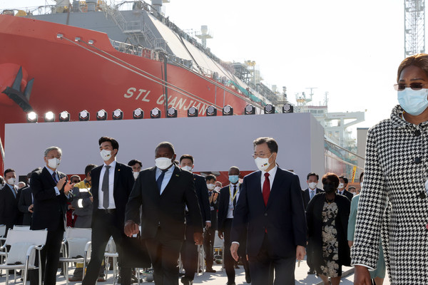 문재인 대통령과 필리프 뉴지 모잠비크 대통령이 15일 경남 거제시 삼성중공업 거제조선소에서 열린 부유식 해양 LNG 액화 플랜트(FLNG)선 출항 명명식에 입장하고 있다. 2021.11.15 / 사진=[뉴시스]