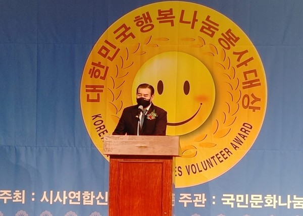 시사연합신문 이정엽 회장이 축사를 하고 있다.