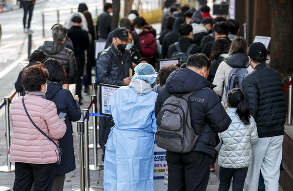 0시 기준 국내 코로나19 신규확진자가 3187명으로 집계된 17일 오전 서울 송파구보건소에 설치된 코로나19 선별진료소를 찾은 시민들이 검사를 받기 위해 줄 서 있다. 2021.11.17 / 사진=[뉴시스]