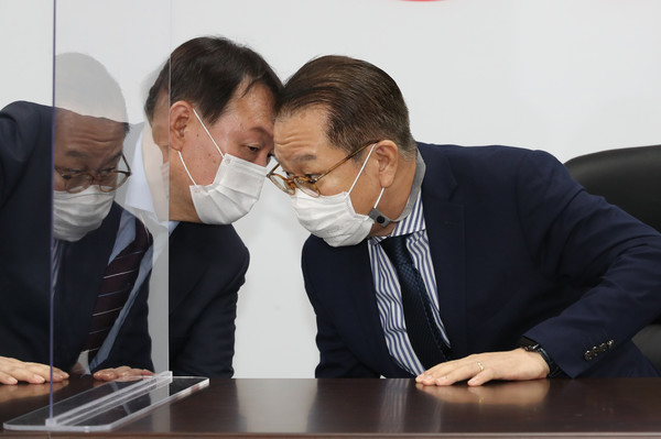 윤석열 대선 예비후보가 30일 오후 서울 여의도 국민의힘 중앙당사를 방문해 입당 발표에 앞서 대외협력위원장인 권영세 의원과 대화하고 있다.2021.07.30 / 사진=[공동취재사진]