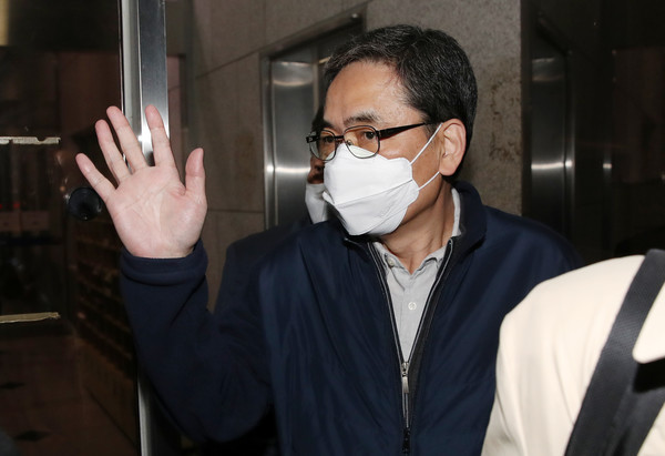 대장동 개발 민간 사업자인 화천대유에 편의를 봐준 대가로 50억원을 받은 의혹을 받고 있는 곽상도 전 의원이 15일 오후 서울 양천구 서울남부지방법원에서 열린 20대 국회 패스트트랙 충돌 사건 관련 공판에 출석한 뒤 나오고 있다. 2021.11.15 / 사진=[뉴시스]