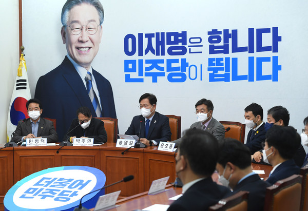 송영길 더불어민주당 상임선거대책위원장이 19일 서울 여의도 국회에서 열린 윤석열 일가 부정부패 국민검증특위 1차 회의에서 발언하고 있다.2021.11.19 / 사진=[공동취재사진]