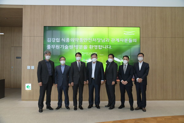 식품의약품안전처 김강립 처장이 현장 관계자들과 기념사진을 촬영하고 있다