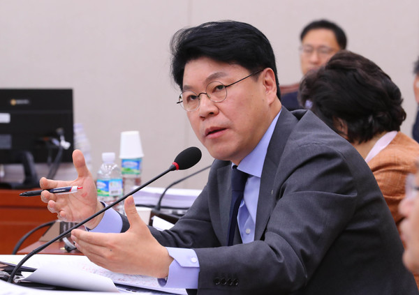 장재원 자유한국당 의원이 24일 서울 여의도 국회에서 열린 법제사법위원회 전체회의에 참석해 교육부 무상보육 법안관련 현안 질의를 하고 있다. 2019.10.24 / 사진=[뉴시스]