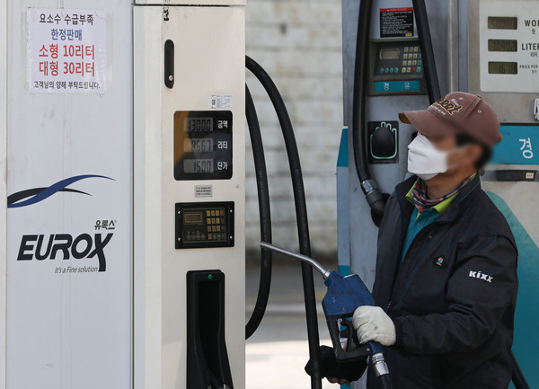 15일 오전 요소수 주요 거점지역 주유소 중 한 곳인 경기 군포시 한 주유소에서 관계자가 화물차에 요소수를 넣고 있다. 환경부는 차량용 요소수 약 180만L를 화물차들의 접근이 용이하고 이용 빈도가 높은 전국 100개 주유소에 13일부터 순차적으로 공급한다고 밝혔다. 2021.11.15 / 사진=[뉴시스]