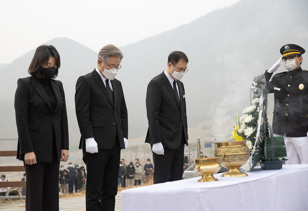 이재명 더불어민주당 대선 후보, 부인 김혜경 씨가 21일 대전 유성구 국립대전현충원 연평도 포격전 전사자 묘역을 찾아 참배하고 있다. 2021.11.21 / 사진=[이재명 캠프 제공]