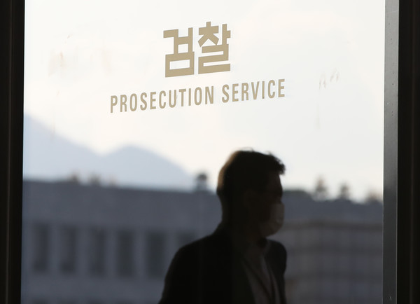 대장동 개발 특혜 의혹을 수사중인 검찰이 화천대유 대주주인 김만배 씨, 남욱 변호사, 정민용 전 성남도시개발공사 전략사업실장에 대해 1일 구속영장을 신청했다. 사진은 1일 서울 서초구 서울중앙지방검찰청. 2021.11.01 / 사진=[뉴시스]