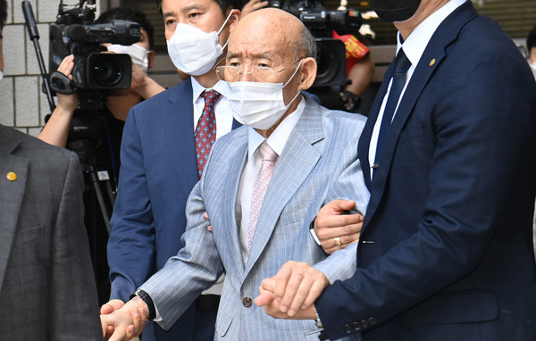 전두환씨가 고(故) 조비오 신부 사자명예훼손 혐의에 대한 항소심 재판을 받은 뒤 부축을 받으며 9일 오후 광주 동구 광주법원을 나가고 있다. 2021.08.09 / 사진=[뉴시스]