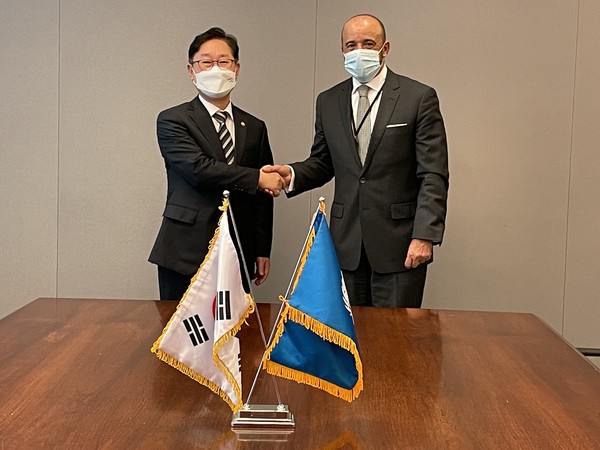 박범계 법무부장관이 수아레즈 유엔 법률실 사무차장과 기념촬영을 하고 있다 (사진 = 법무부 제공)